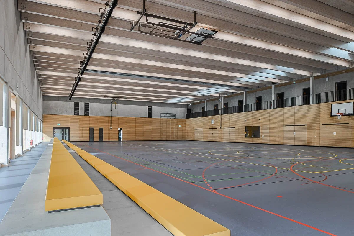 Architekturfotograf-Berlin-Sporthalle-am-Luetzelbach-Sporthalle-Sitzbaenke-Basketballkorb.jpg