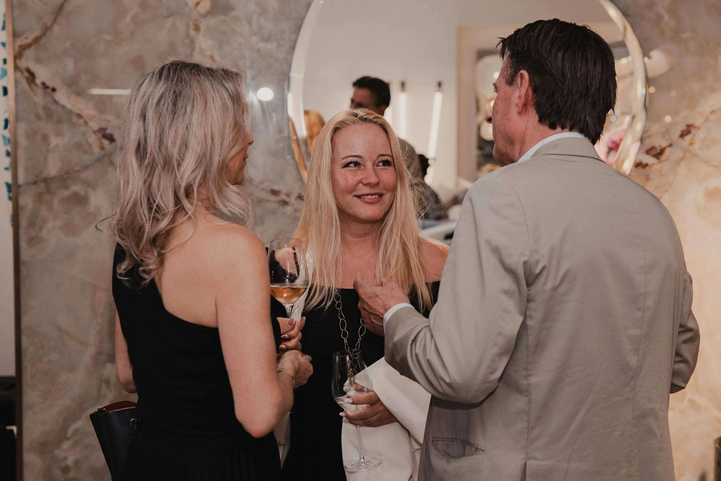 Eventfotograf-Berlin-Vernissage-Marmorwand-Gespraech.jpg