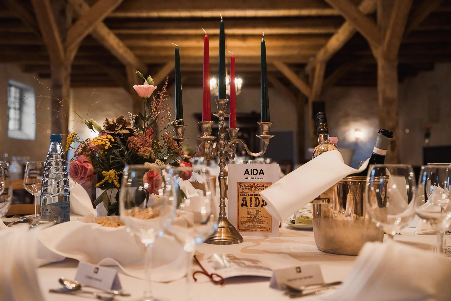 Festlich gedeckte Tafel mit Kerzenleuchter zum Künstler-Gala-Dîner im Ochsenstall