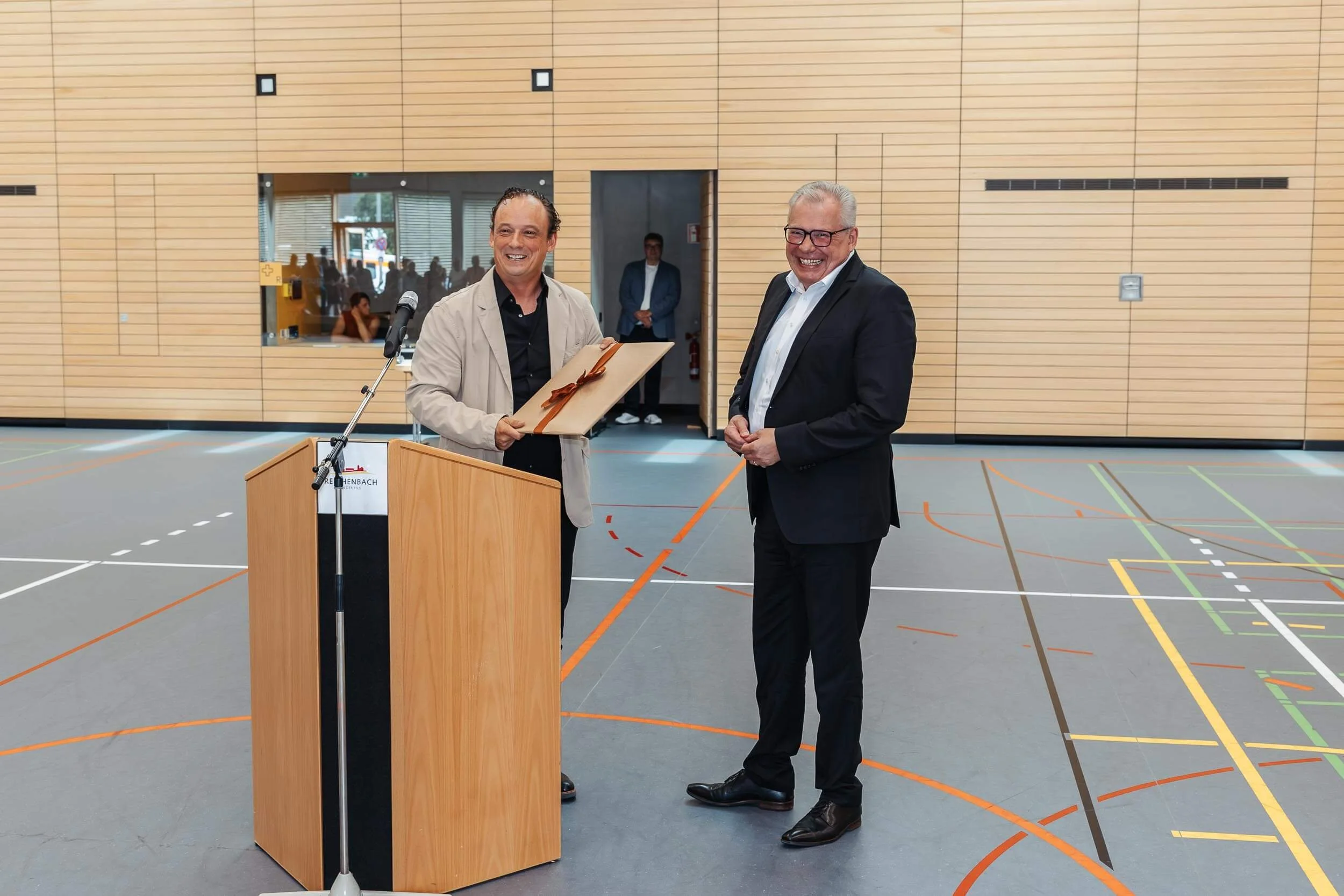 Eventfotograf-Berlin-Eroeffnung-Sporthalle-Luetzelbach-Reichenbach-Architekt-Praesent-Buergermeister.jpg