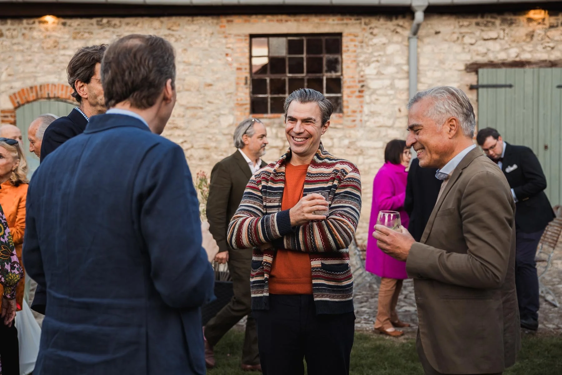 Lachende Gäste bei der Cocktail Hour vor dem Ochsenstall