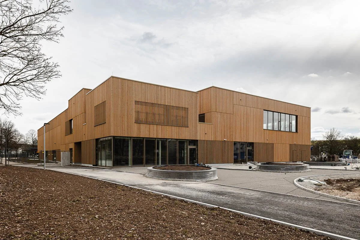 Architekturfotograf-Berlin-Sporthalle-am-Luetzelbach-Aussenansicht-Gebaeudeecke-Holzfassade.jpg