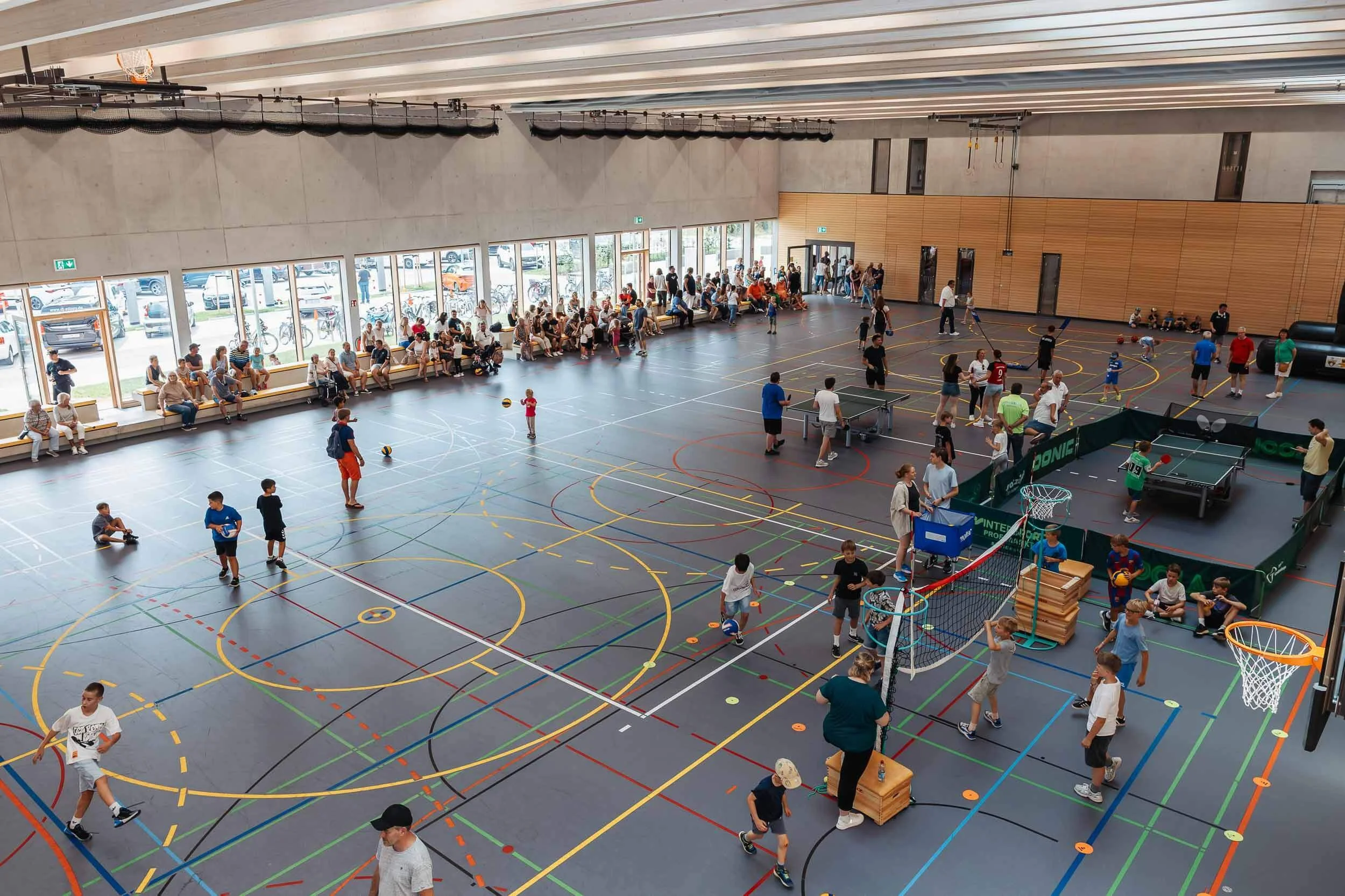 Eventfotograf-Berlin-Eroeffnung-Sporthalle-Luetzelbach-Reichenbach-Tag-der-offenen-Tuer-Halle-Uebersicht.jpg