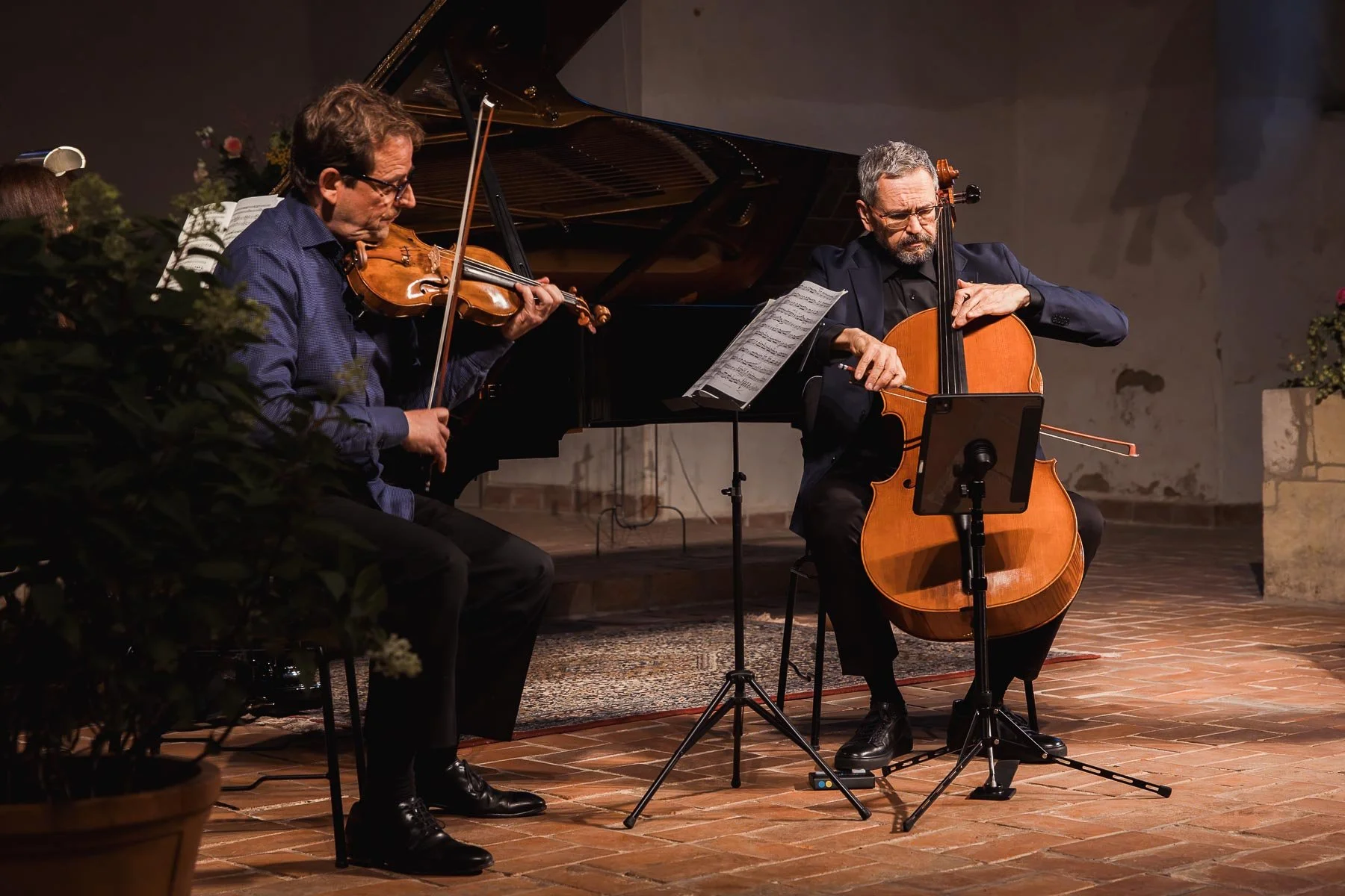 Ulf Schneider (Violine) und Leonid Gorokhov (Cello) beim Eröffnungskonzert in St. Trinitatis