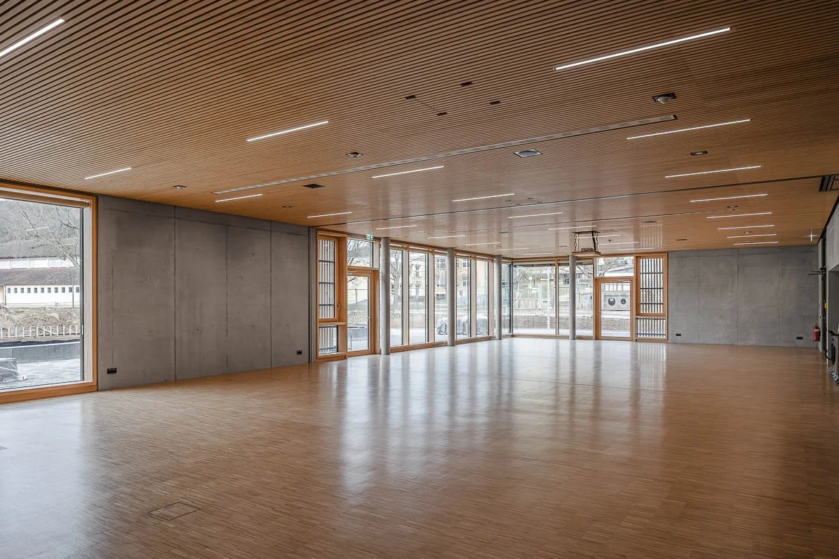 Architekturfotograf-Berlin-Sporthalle-am-Luetzelbach-Mehrzweckraum-Eckansicht-Glasfassade.jpg