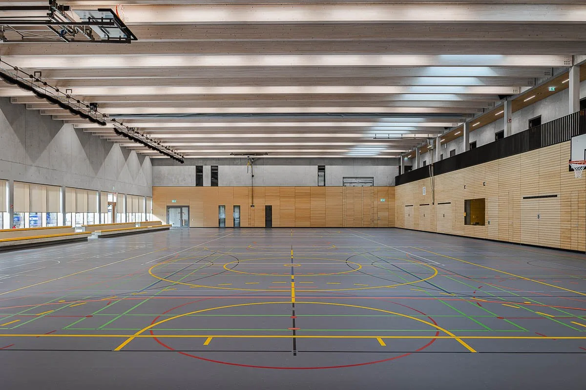 Architekturfotograf-Berlin-Sporthalle-am-Luetzelbach-Sporthalle-Holzverkleidung-Geraeteklappen.jpg