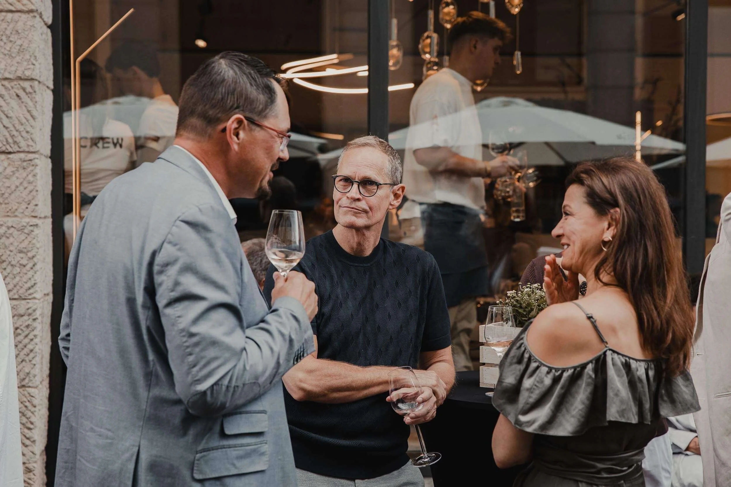 Eventfotograf-Berlin-Vernissage-Terrasse-Anstossen.jpg