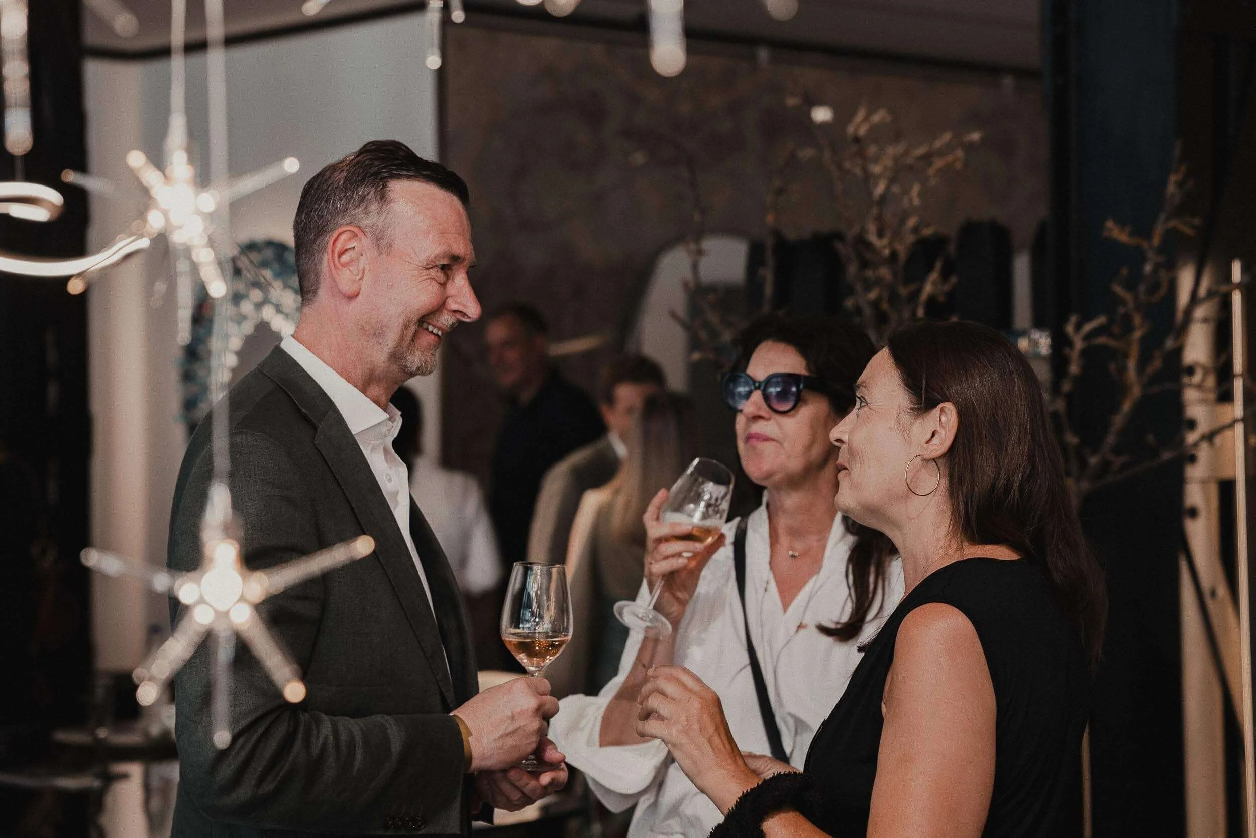 Eventfotograf-Berlin-Vernissage-Anstossen-Sternenlicht.jpg
