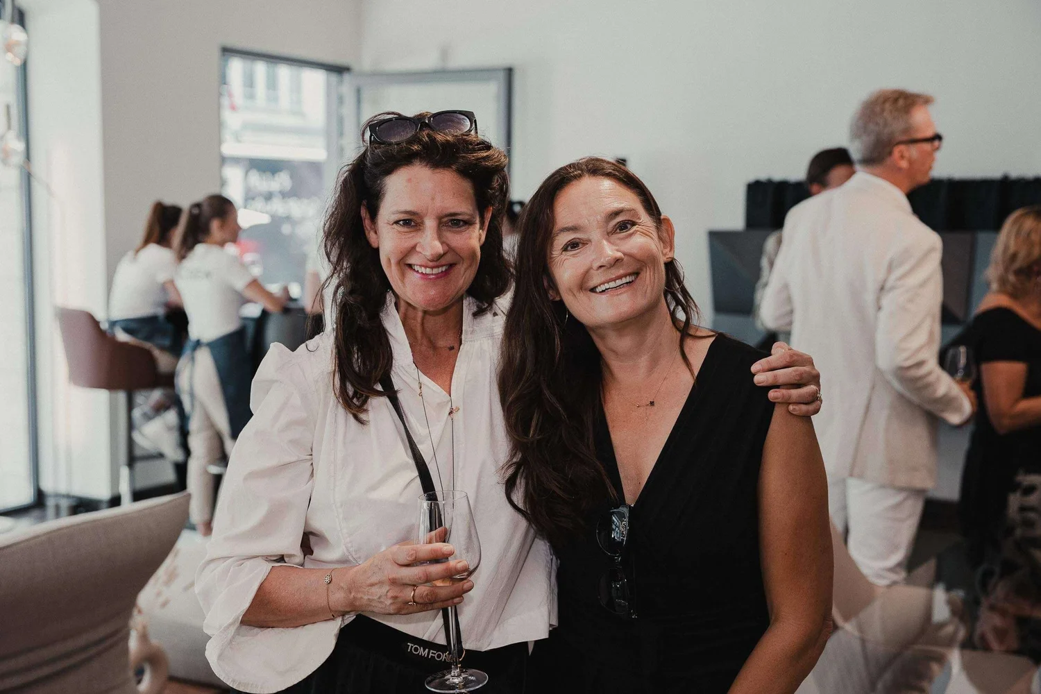 Eventfotografie Berlin: zwei Besucherinnen mit Weinglas bei der Vernissage La Dolce Vita