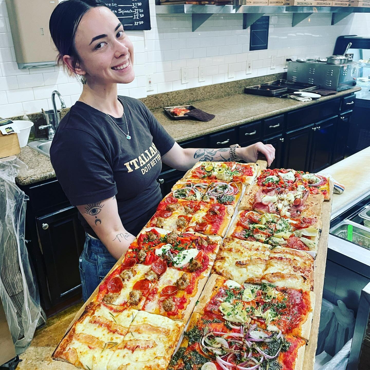 #pizzabytheslice #zerozero39pizzeria 
Slices vs larges.. follow your own choices.. #pizza #pizza al taglio #pizzalover #bestpizzaintown #huntingtonbeach #california #gourmet