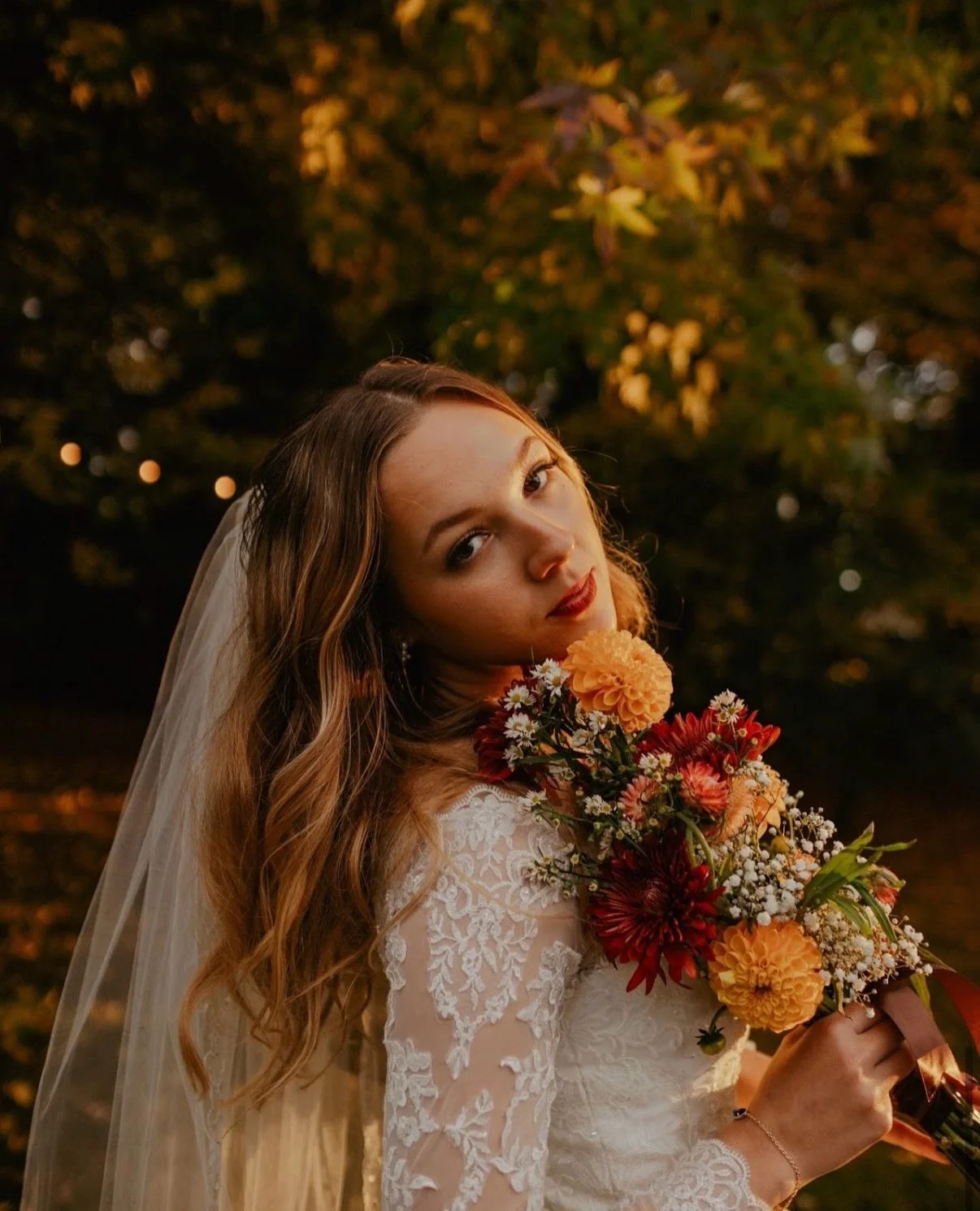 hello, October. 🖤🍁🥀

Moody skies, golden light &amp; a little autumn romance at The Red Cedar Farm. 

📸 Stunning photos by: @favioguzman_ 

#autumnwedding #PNWwedding #kitsapwedding #redcedarfarmweddings #pnwfall