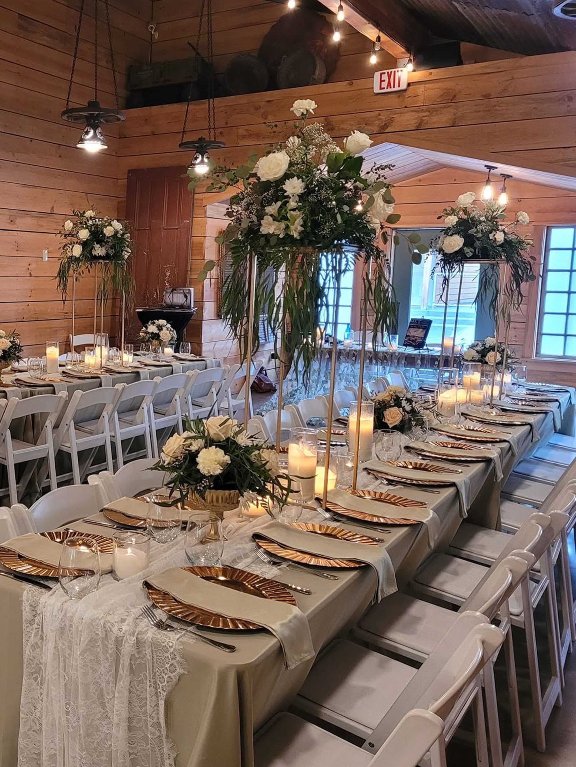 Whoever said rustic, couldn&rsquo;t be elegant clearly hasn&rsquo;t been here. 🕯️🏹☁️
Something romantic about a candle lit reception in vintage wood barn. 

🌿 Gorgeous flowers by: @maddysoldtownflowers 

#redcedarfarm #weddingdecoratıons #kitsapwe