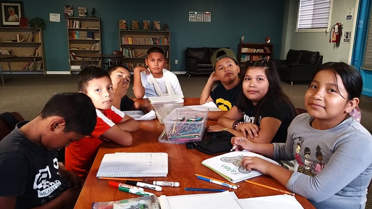Varios niños durante clases en un salon.jpeg