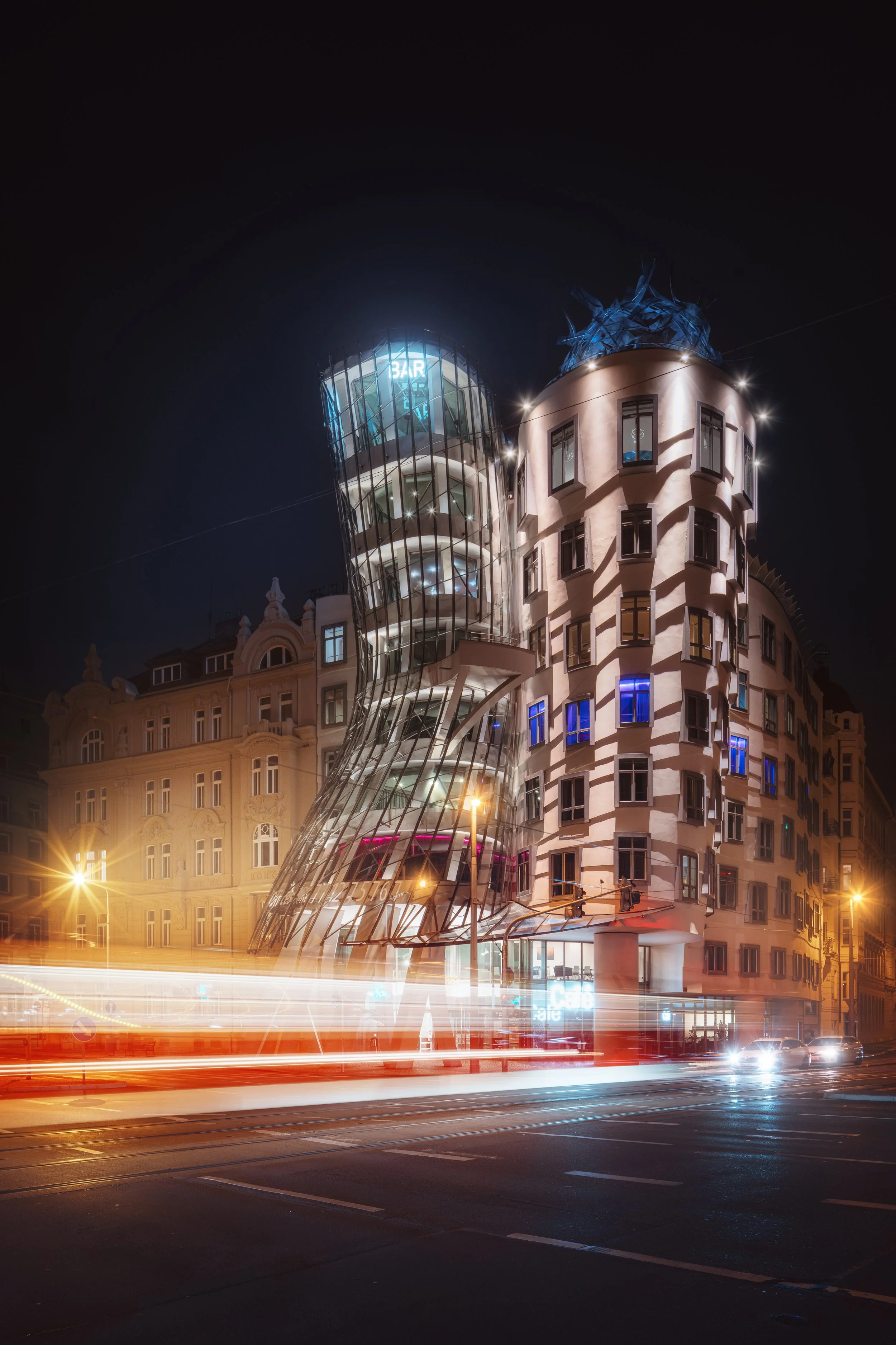 dancinghouse.jpg