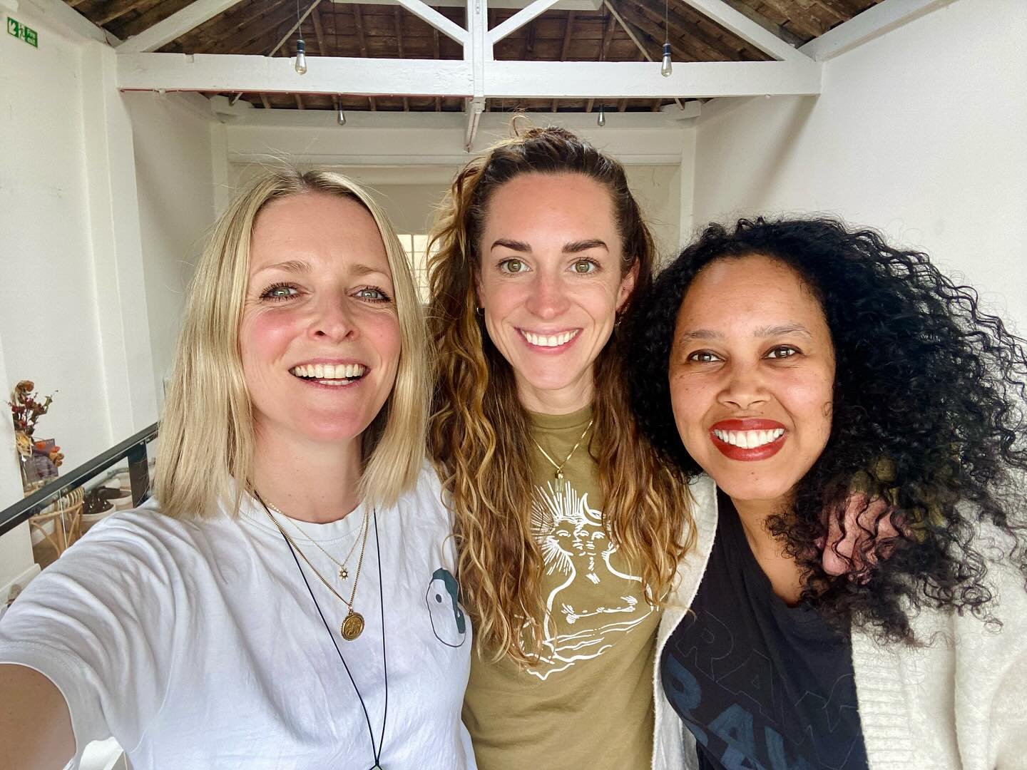 Dream team vibes on Sunday, hosting a breath workshop at beautiful @samyastudios_ in Highbury, complete with Haku the cutest studio dog 😍

Such a friendly bunch of participants came together, where we pulled Oracle cards, set intentions &amp; had a 