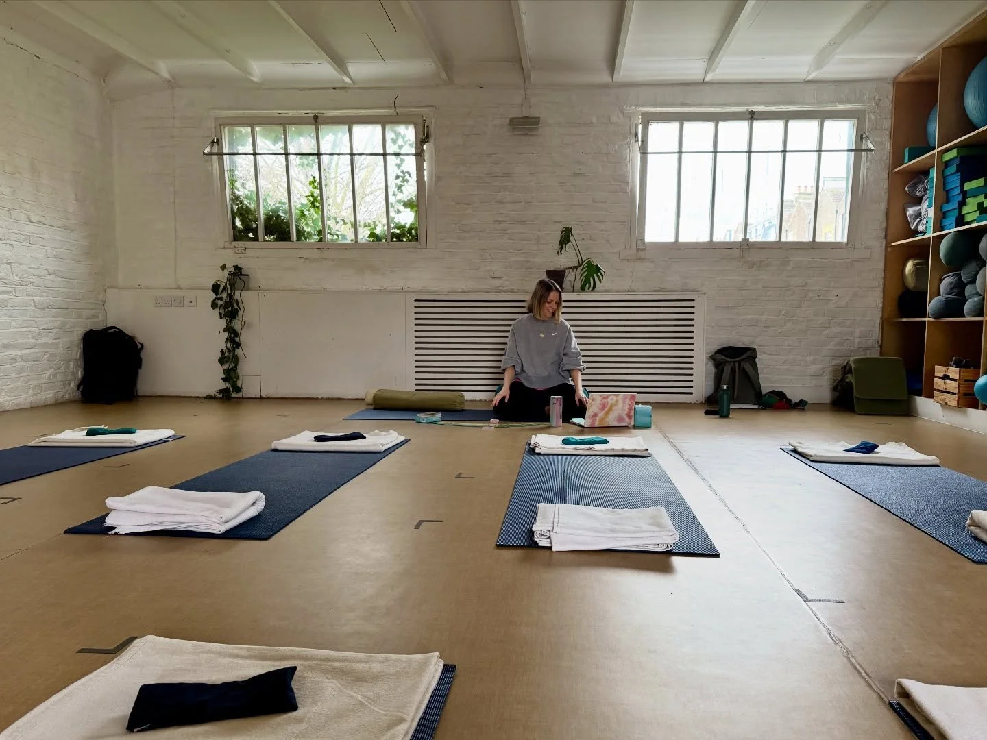 Back at lovely @yogahome_london last Sunday for a breath workshop🌀

There&rsquo;s something super special about breathing in a group&hellip; the energy, strangers arriving &amp; connecting with each other in the space. I love working with groups!

T
