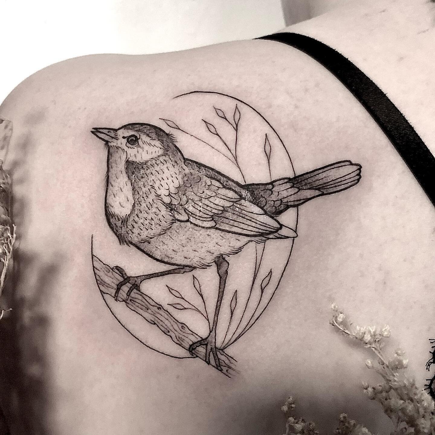 #bird 
#birdtattoo #cutetattoos #blacktattoos #backtattoos #germantattooers #germantattooartist #vegantattooartist #vegantattoostudio #herrfuchsimgr&uuml;nen #herrfuchsimgruenen