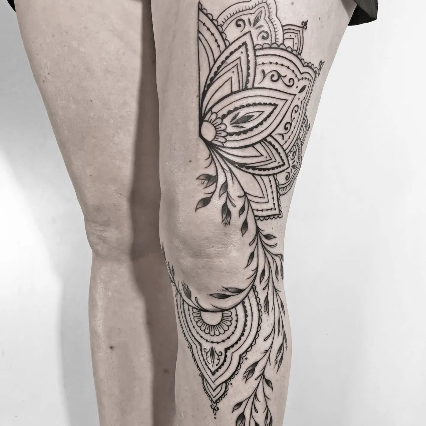 Artist: @elina.swan.art 
&bull; books open &bull;

&mdash;&mdash;&mdash;&mdash;&mdash;&mdash;&mdash;&mdash;&mdash;&mdash;&mdash;
#mandala #mandalatattoo #ornamentaltattoo #ornaments #legsleeve #blackandgreytattoos #blxck #blacktatts #berlintattooarti