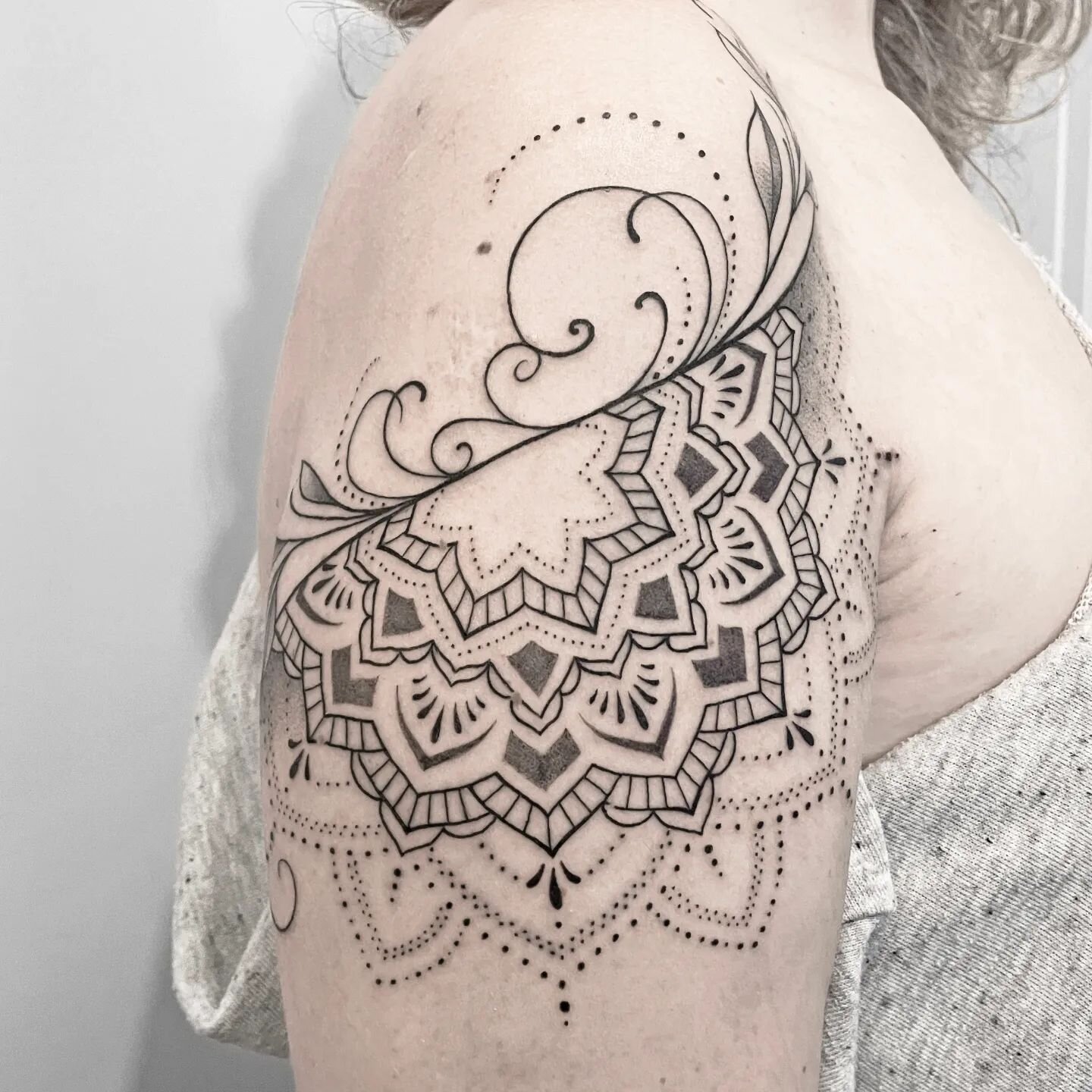 Artist: @elina.swan.art 
&bull; books open &bull;

&mdash;&mdash;&mdash;&mdash;&mdash;&mdash;&mdash;&mdash;&mdash;&mdash;&mdash;
#mandala #mandalatattoo #ornamentaltattoo #ornaments #sleevetattoo #tattooinspo #finetattoos #blackandgreytattoos #blxck 