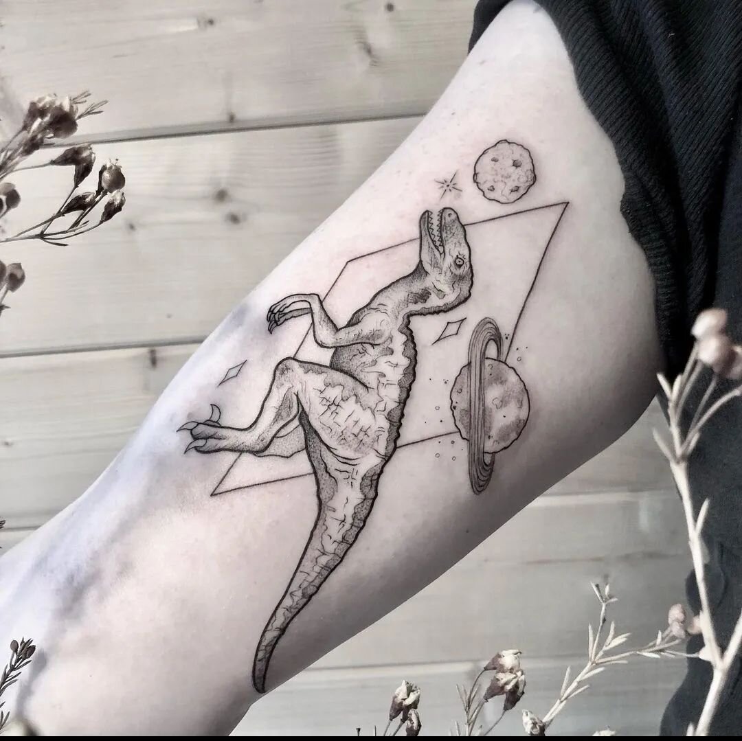 Artist: @herr.fuchs.im.gruenen
&bull; Books Open &bull;

___________________
#dinosaur #dinosaurtattoo #geometrictattoo #geometricalart #space #blkttt #illustration #spacetattoo #spaceaesthetics #cutetattoos #tattooinspo #vgnink #vegantattoo #veganta