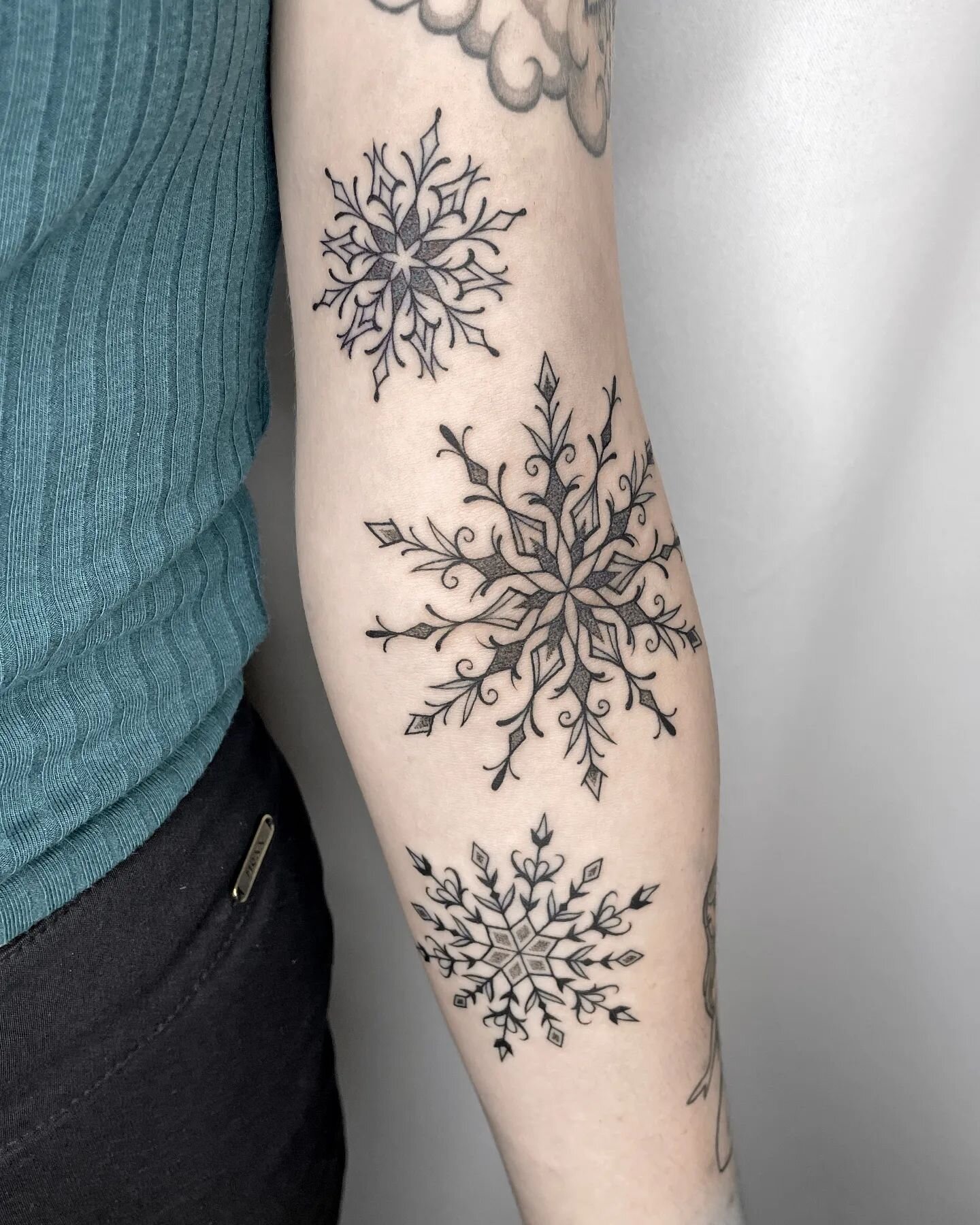 Snowflakes ❄️

A bit late posting this, but better later than never. Made this one in winter. ✨

For appointments: 
e.swan.art@outlook.com 

#tattoo #tattooart #tattooartist #tattooist #ink #inked #art #artist #tattooartist #latvianartist #latviantat