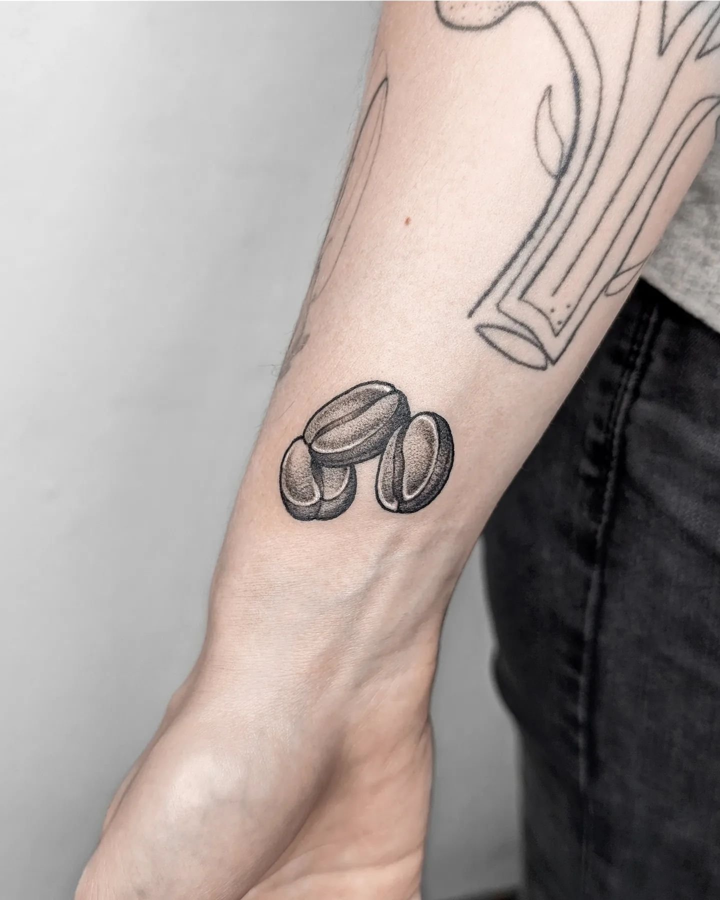 Coffeebeans ☕ 

Thank you for choosing this wanna do! 
More available designs in my Highlight, check them out 😉

For requests: 
DM or e.swan.art@outlook.com 

#tattoo #tattoolife #tattooartist #art #artist #coffee #coffeebeans #coffeelove #kaffee #l