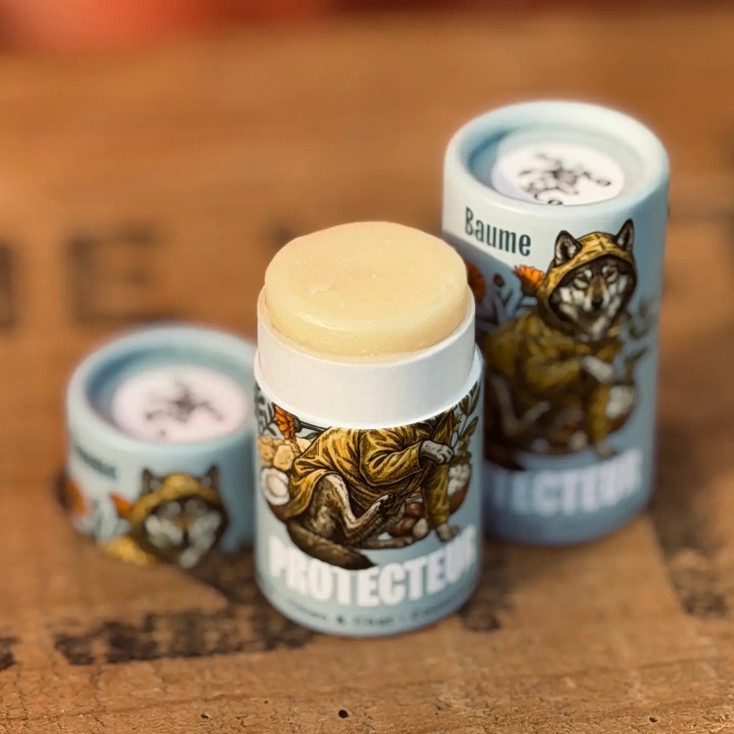 Un baume naturel pour protéger les coussinets du chien avant chaque balade.