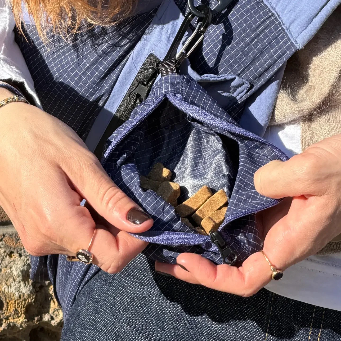 Une pochette pratique qui s'accroche à la laisse ou à votre sac grâce à son mousqueton.