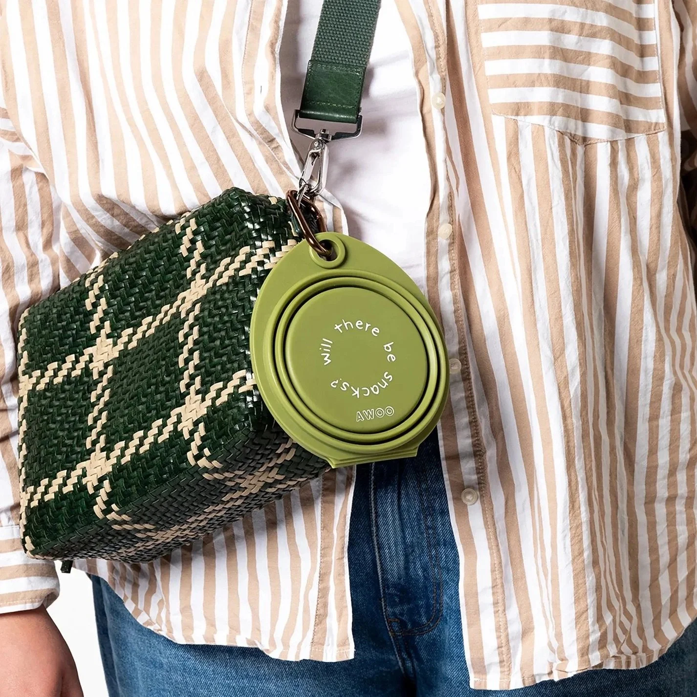 Le mousqueton permet d'accrocher facilement la gamelle au sac ou à la laisse.jpeg