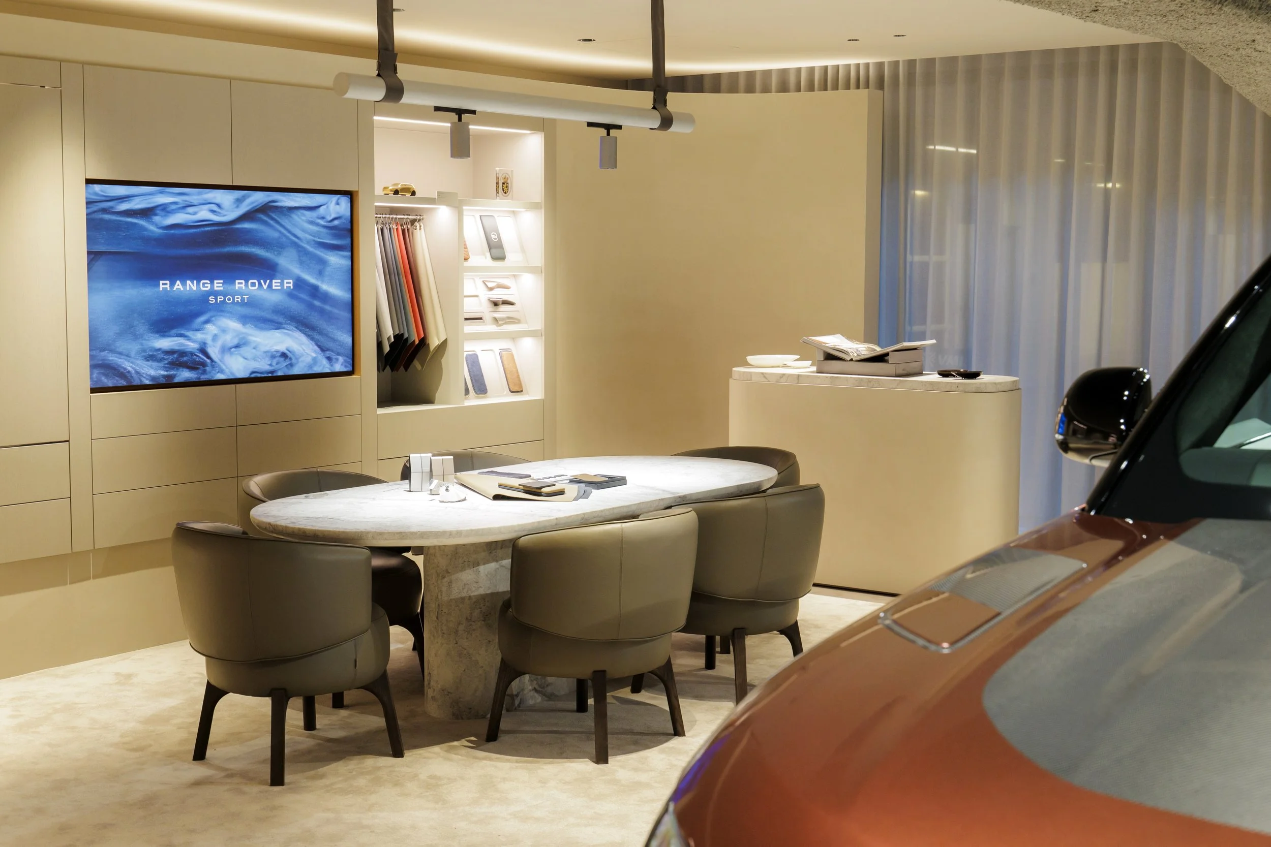 Range Rover ouvre son Antwerp Bespoke Studio : le luxe automobile flirte avec la haute couture !