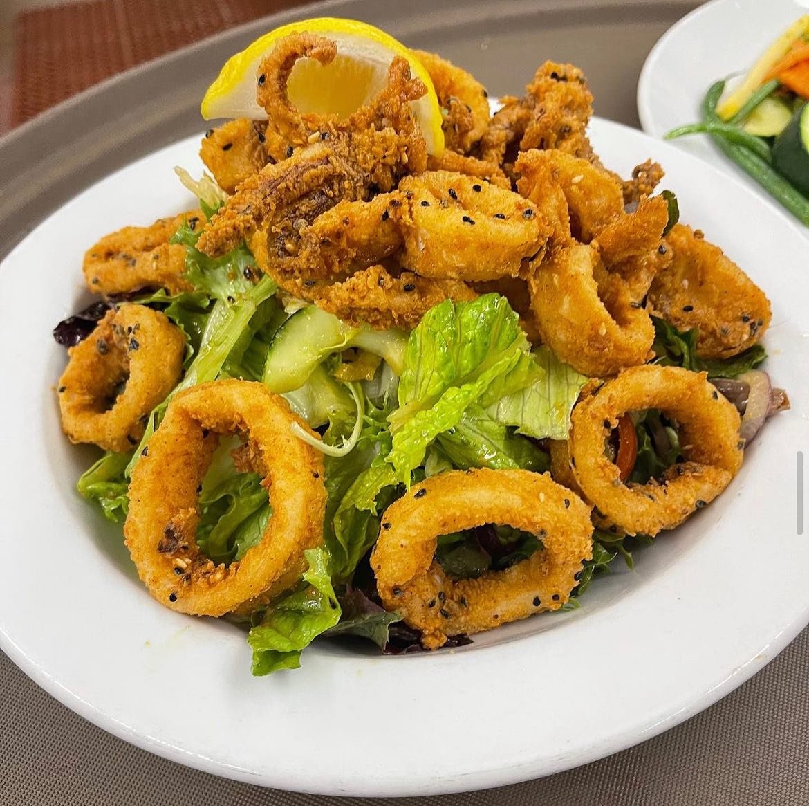 Start any meal right with our Crispy Calamari appetizer!

Flash fried and served with plum tomato basil sauce. 
Available every day.
#whatsforlunch