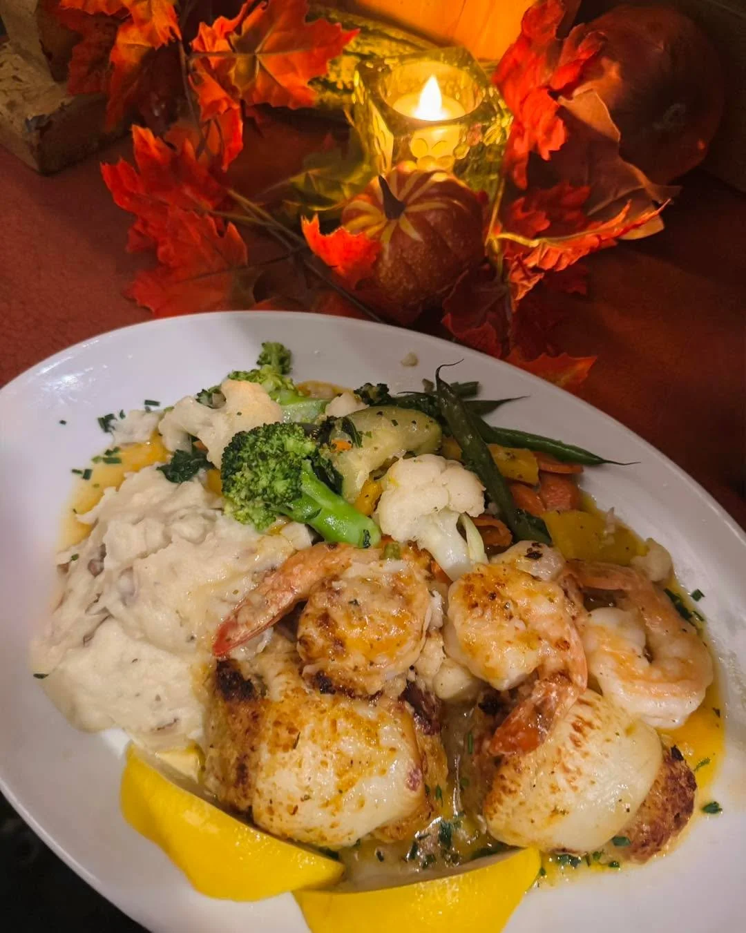 A little surf, a lot of flavor 🌊🦞 Our Seafood Medley features stuffed filet of sole, jumbo shrimp, baked clams, and sea scallops in a scampi garlic white wine butter broth, the ultimate seafood indulgence! 🍽️