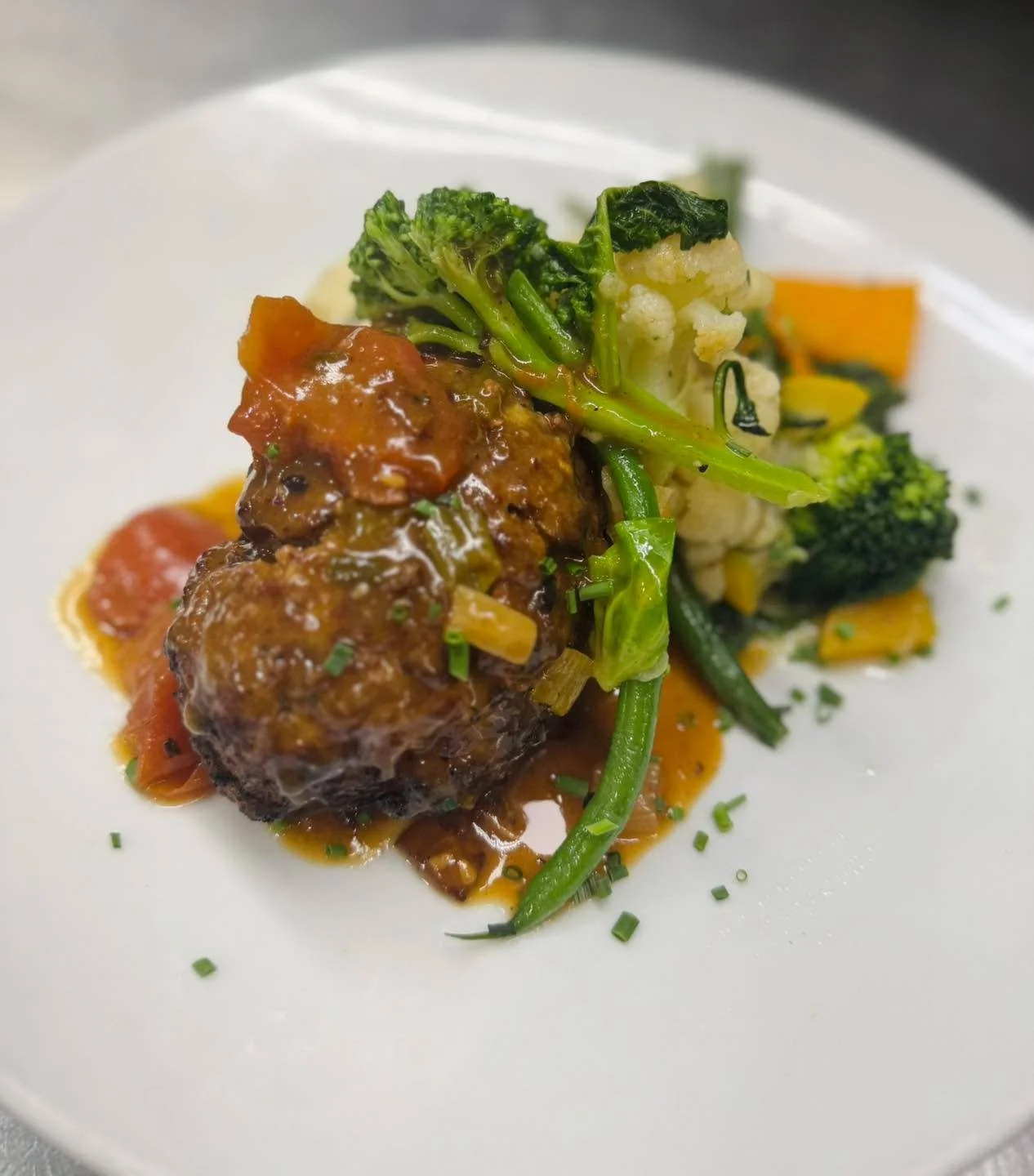 Like a good home-cooked meal you’ve been missing… but without the pile of dishes 😉🍽️
Our Meatloaf with hunter gravy, roasted garlic mashed potatoes, and sautéed market vegetables is comfort food done right and just what you nee