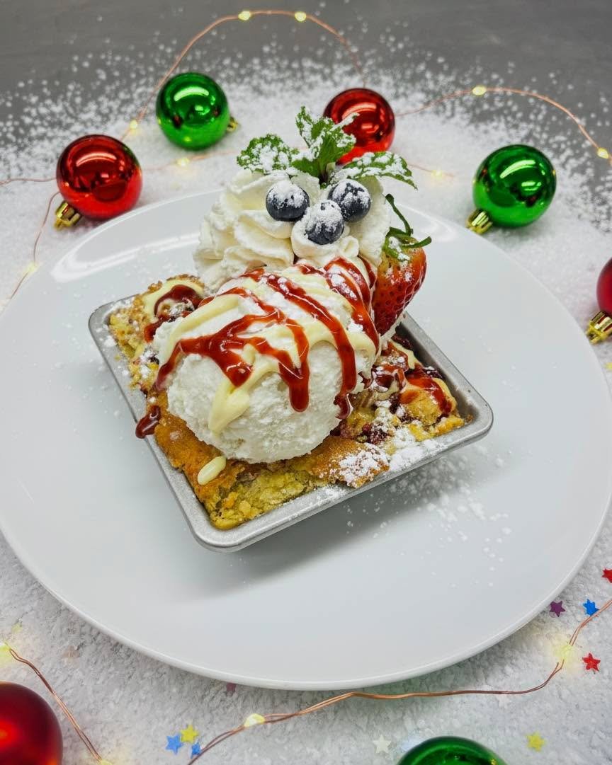 Cranberry Holiday Crumb Cake 🎄 Served warm, topped with vanilla bean ice cream, and officially this week&rsquo;s sweetest special 🍰