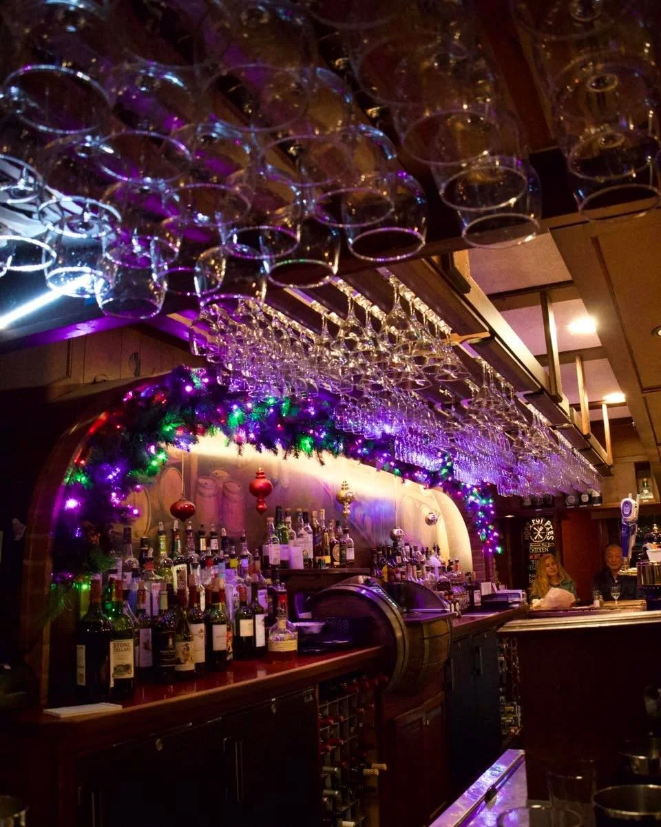 Grab a cocktail, celebrate the year, and kick off the night right 🍸

#newyears #cheers #raiseatoast #holidayseason #northfork