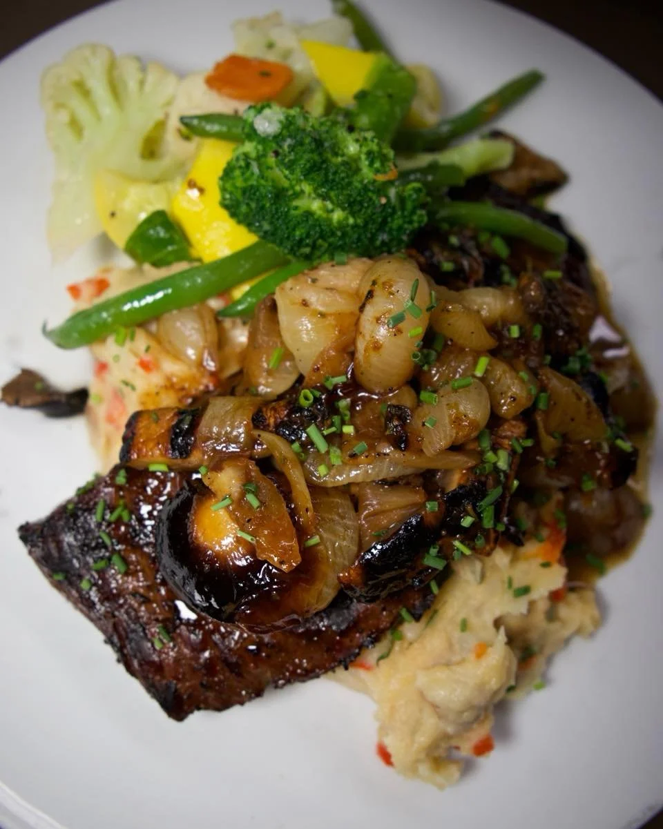 🥩 If you&rsquo;re ordering anything this week&hellip; make it this!

Grilled, marinated skirt steak with roasted pepper &amp; basil mashed potatoes, saut&eacute;ed market vegetables, roasted cipollini onions, and grilled portobello mushroom ragout ?