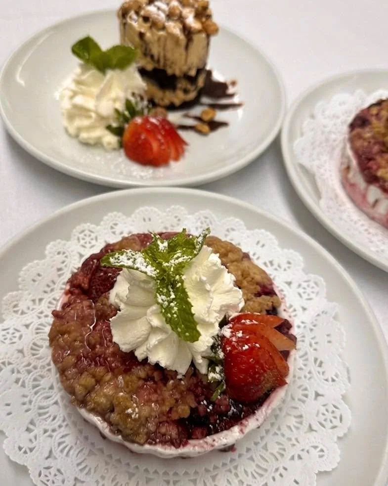 The best meals always end with something sweet 😋 Treat yourself to our Seasonal Fruit Crisp or Peanut Butter Passion before you leave the table!