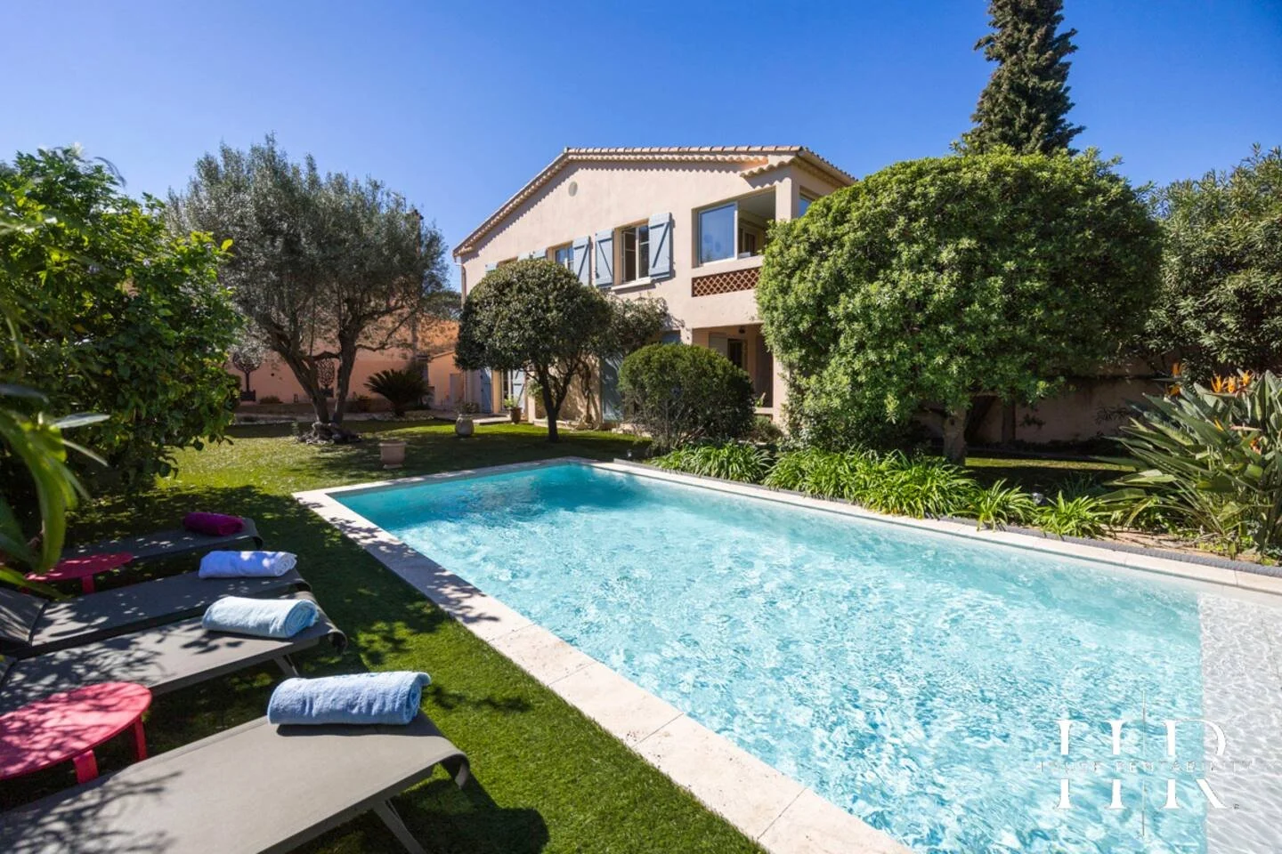 Nous vous proposons une charmante villa à deux pas du centre de Saint-Tropez, dans un quartier résidentiel paisible. Elle comprend 3 chambres et 3 salles de bain, dont une chambre indépendante avec accès par le jardin, idéale pour plus d’intimité. Cu