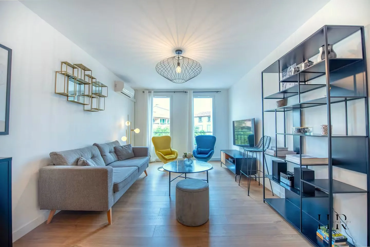 Au cœur de Saint-Tropez, à quelques pas de la place des Lices, cet élégant appartement situé au 1er étage offre deux chambres lumineuses équipées de dressing et une chambre d’appoint, parfaites pour accueillir vos proches ou aménager un espace dédié 