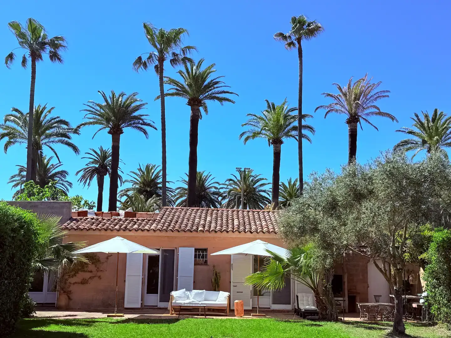 Charmante villa située dans le domaine privé du Parc de la Moutte.. Accès direct sur la plage des Salins 5 chambres, 3 salles de bain