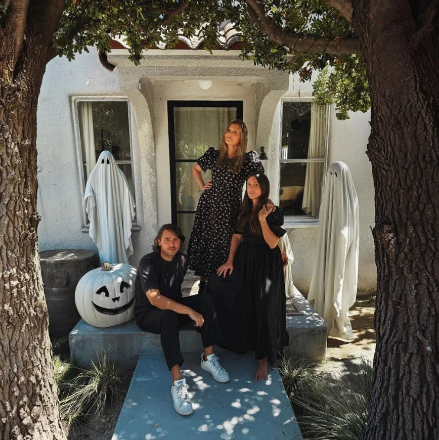 Exciting Halloween music news! As the Spooky Season is officially upon us, Vinessa Shaw, who starred as Allison in Hocus Pocus, has teamed up with indie folk-pop duo Freedom Fry to release a beautiful, haunting version of &ldquo;Come Little Children&