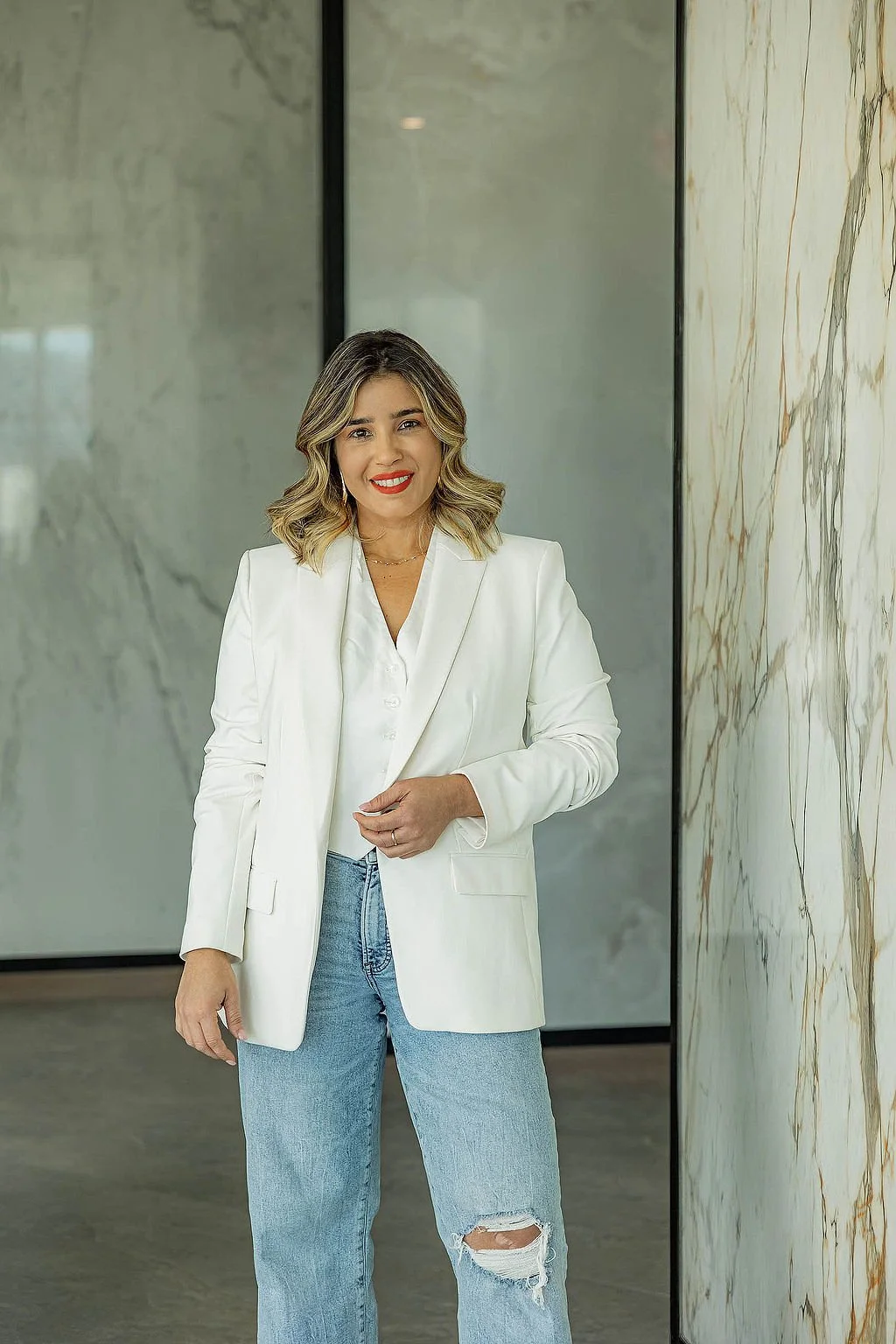 Lais Luz providing guidance on sintered stone mitered edge countertops and large-format slab applications