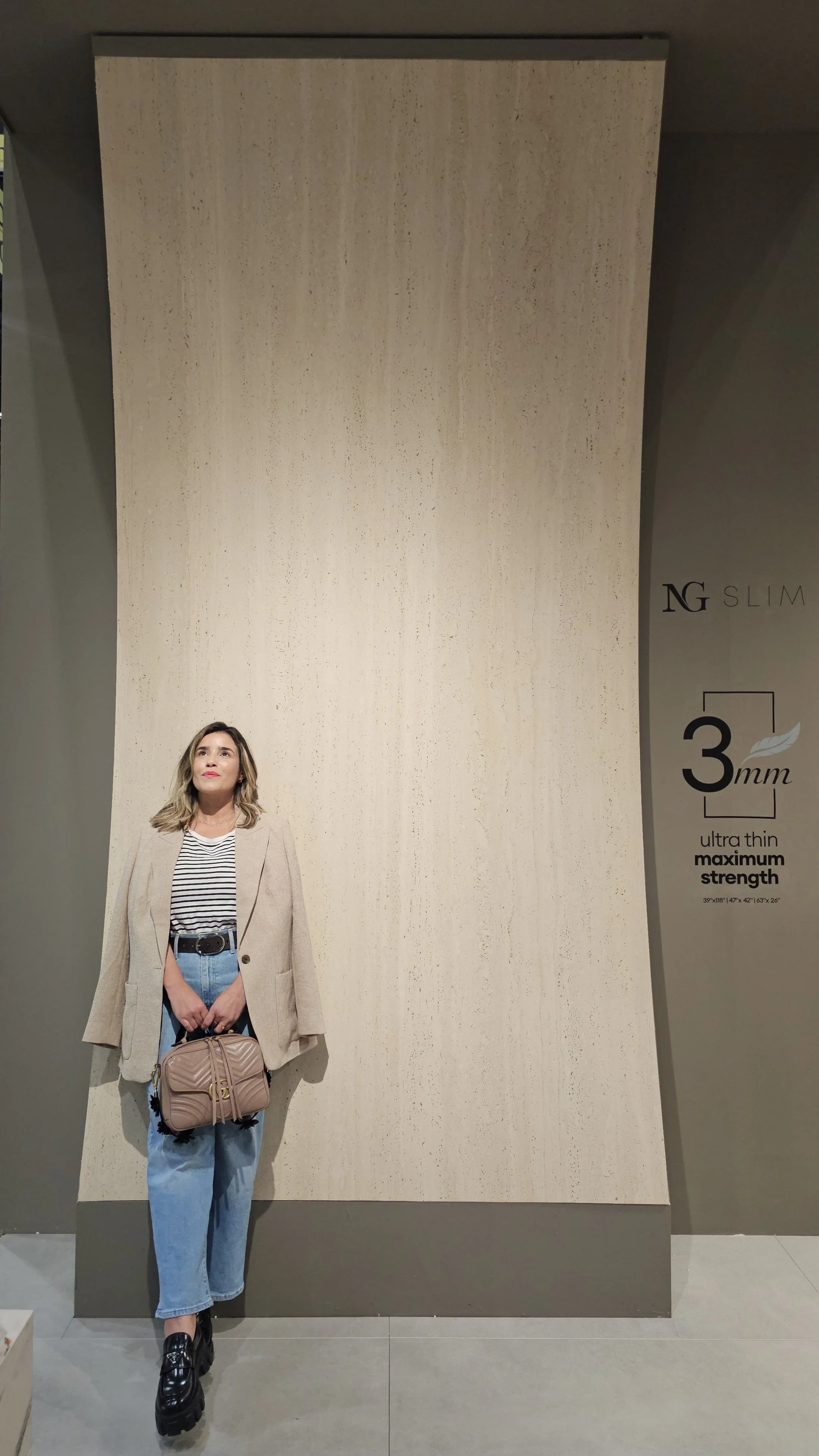 Porcelain slab from NG Kütahya in 3mm thickness being able to curve. 