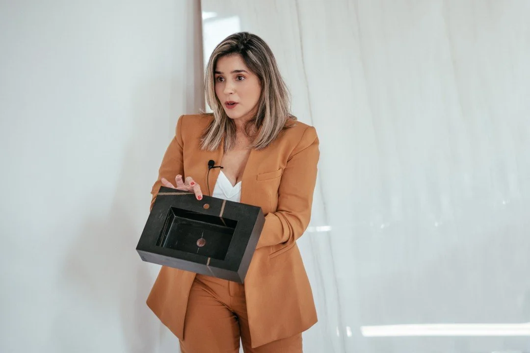 Lais Luz in a workshop talking about ultracompact surfaces like dekton.