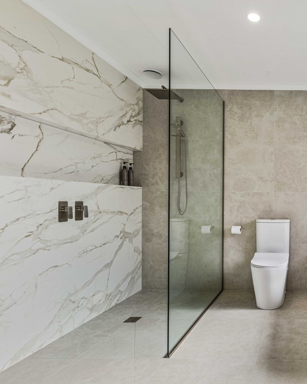 Stunning Random Vein Pattern Dekton: A Modern Marble Look for Showers &amp; Walls