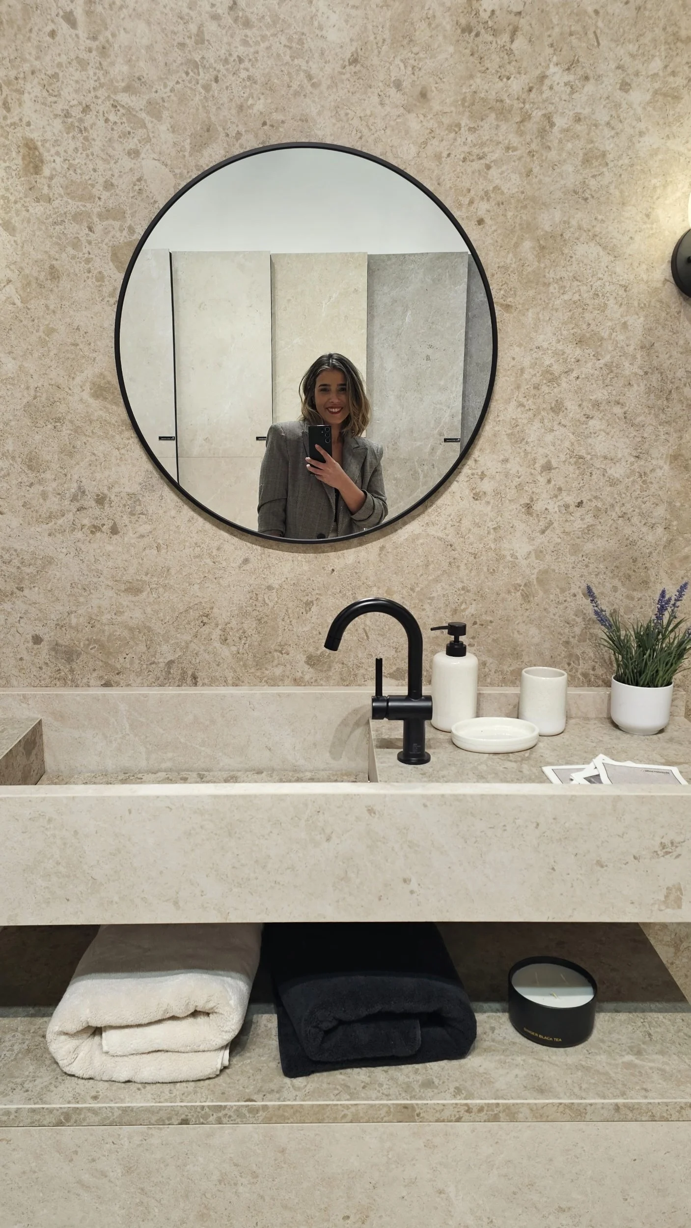 Lais Luz in front of a integrated sink made with porcelain slab from Atlas Plan.