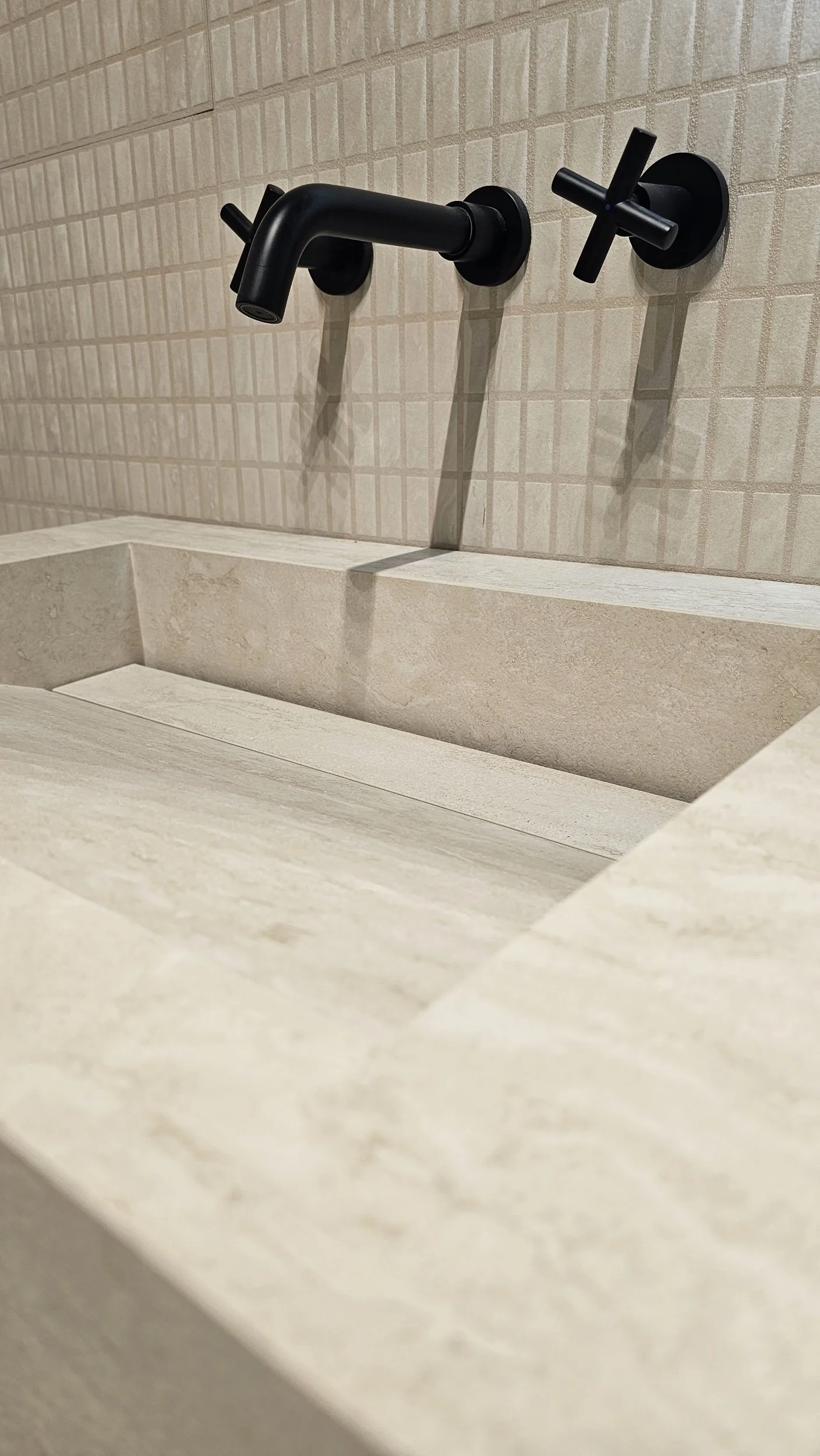 Custom integrated sink made with porcelain stoneware by Lais Luz.