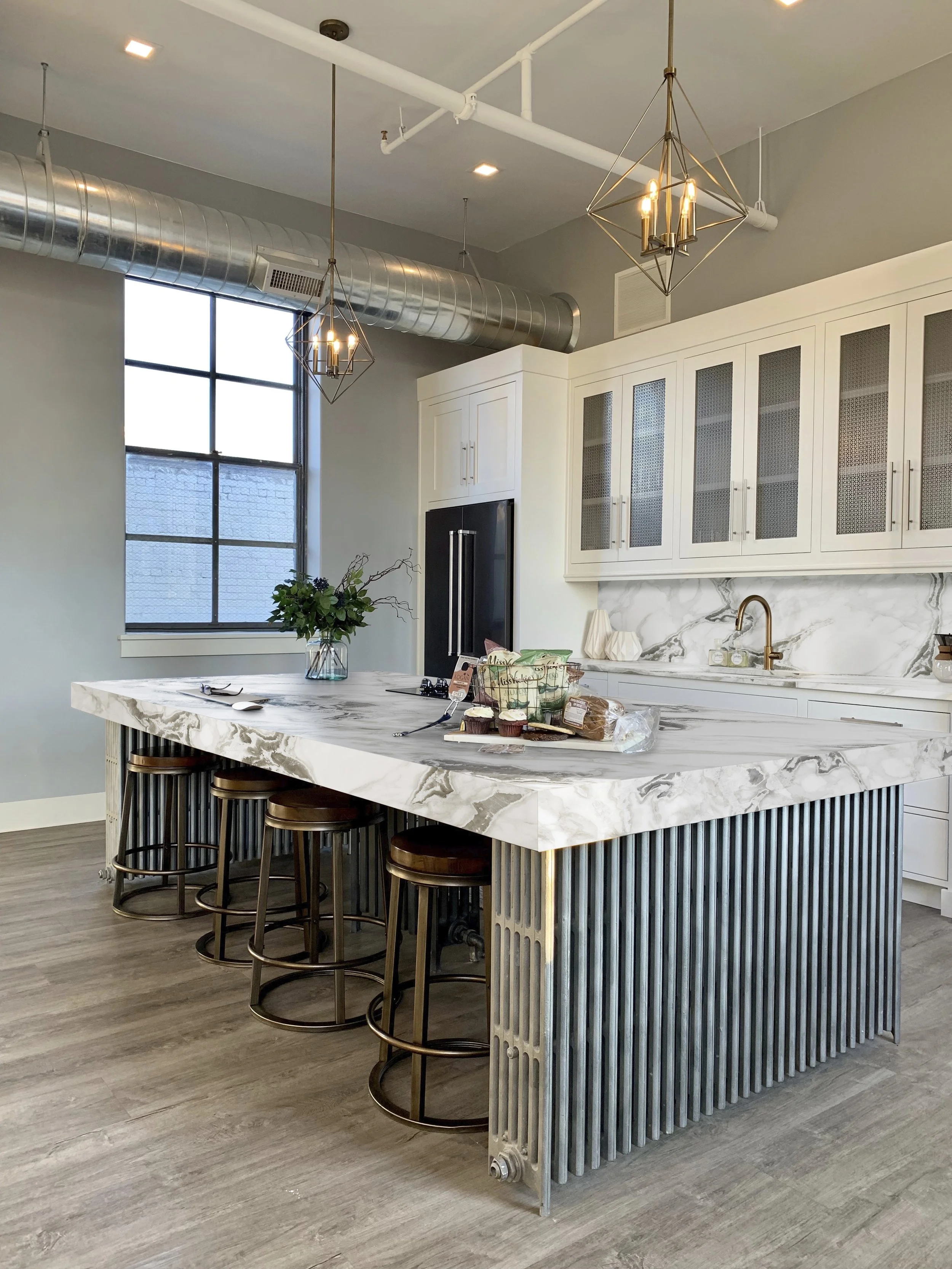 Luxury kitchen island featuring a dramatic 45-degree mitered edge profile on a seamless Neolith slab engineered by surface expert Lais Luz.
