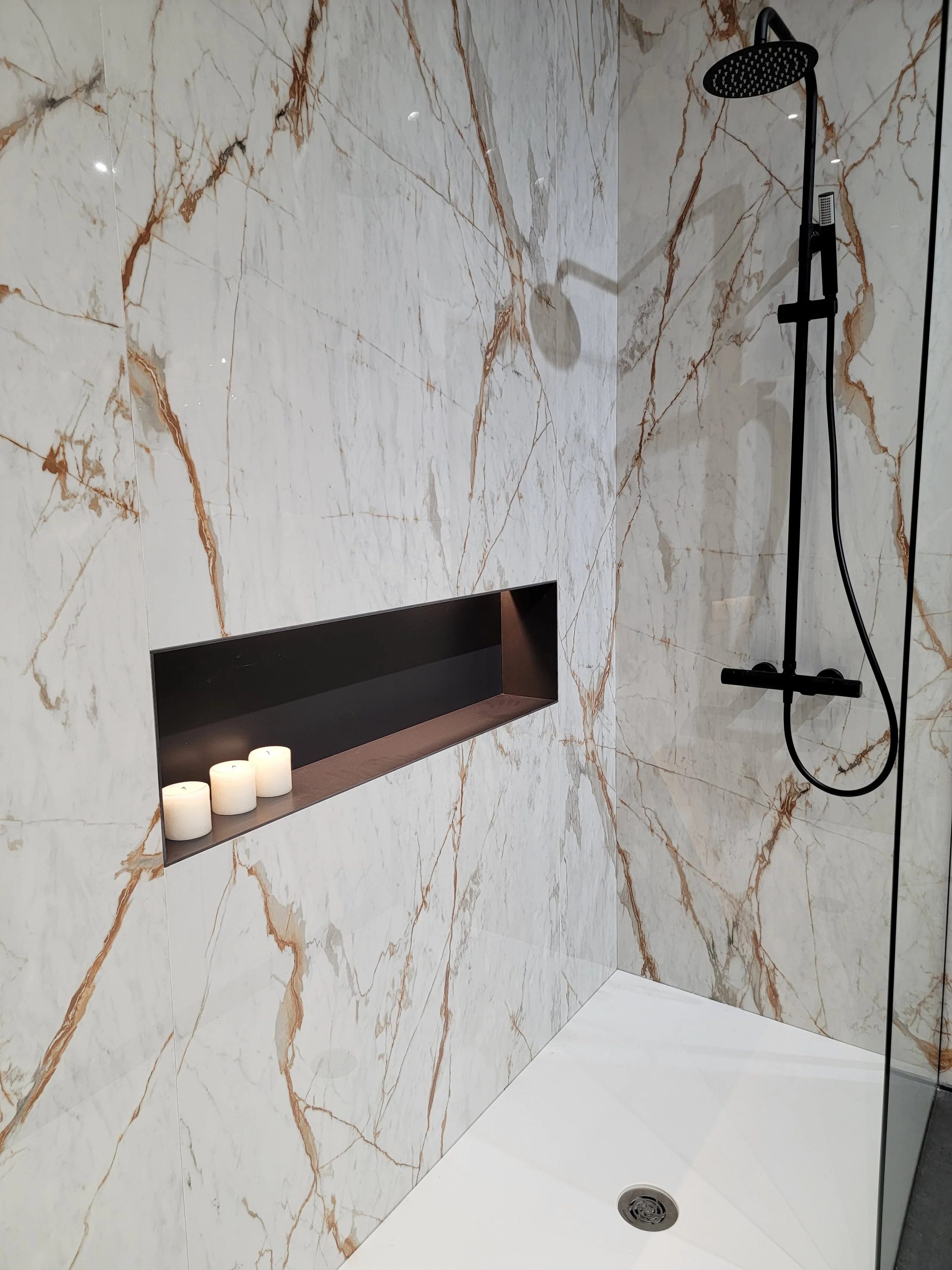 Sleek and hygienic Dekton shower walls in Sarasota, installed by Lais Luz, offering water and stain resistance.