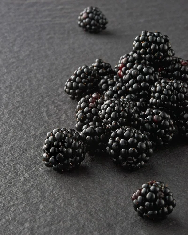 Black berry against dune Nero Absoluto from Lapitec.